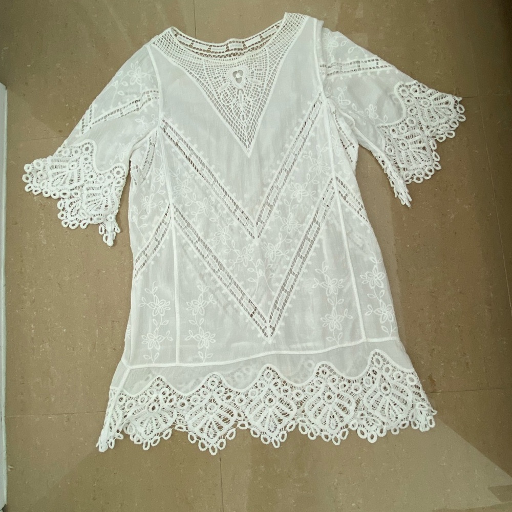 White cover-up in cotton, embroidery and lace made in Italy